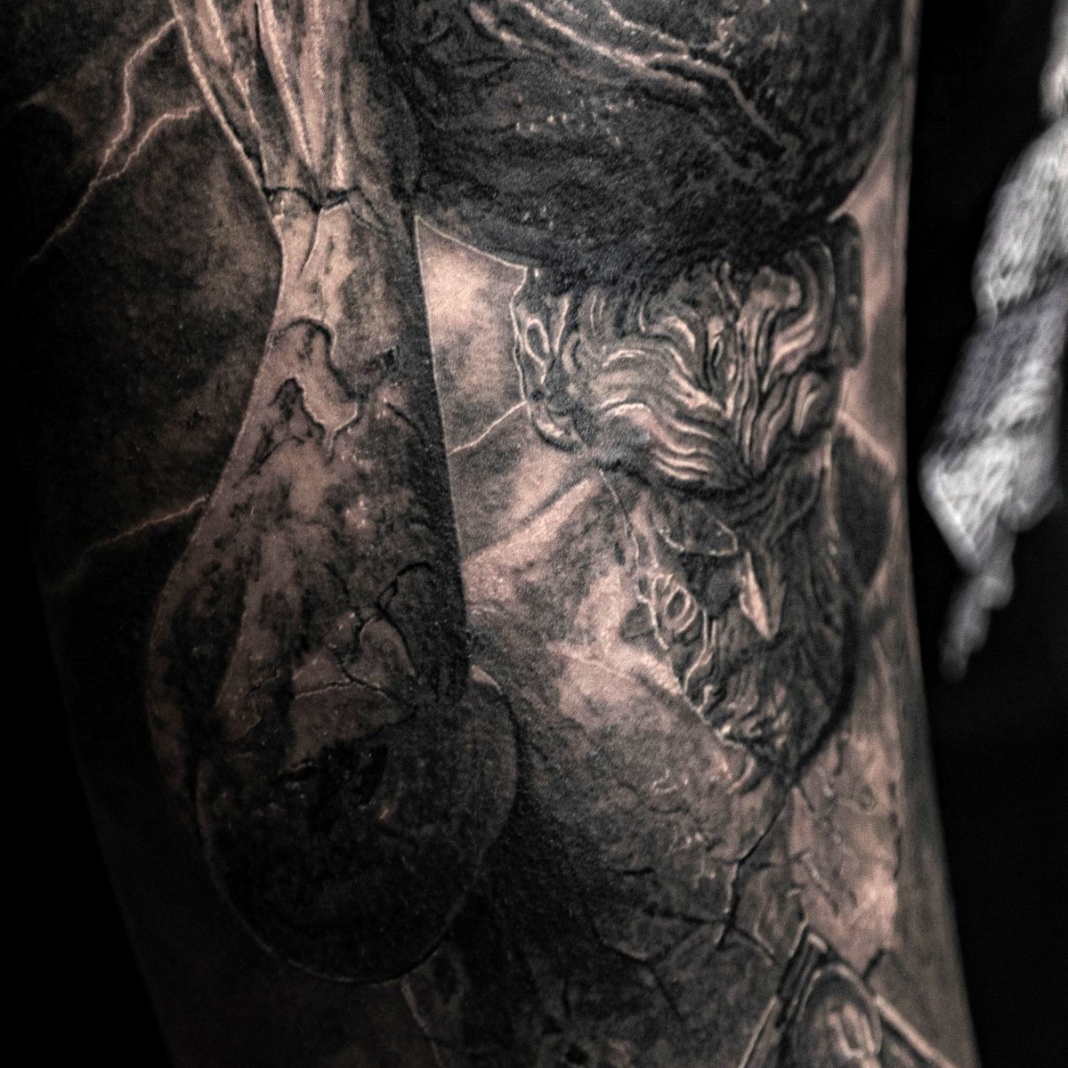 Búho tatuado en realismo oscuro, en el brazo