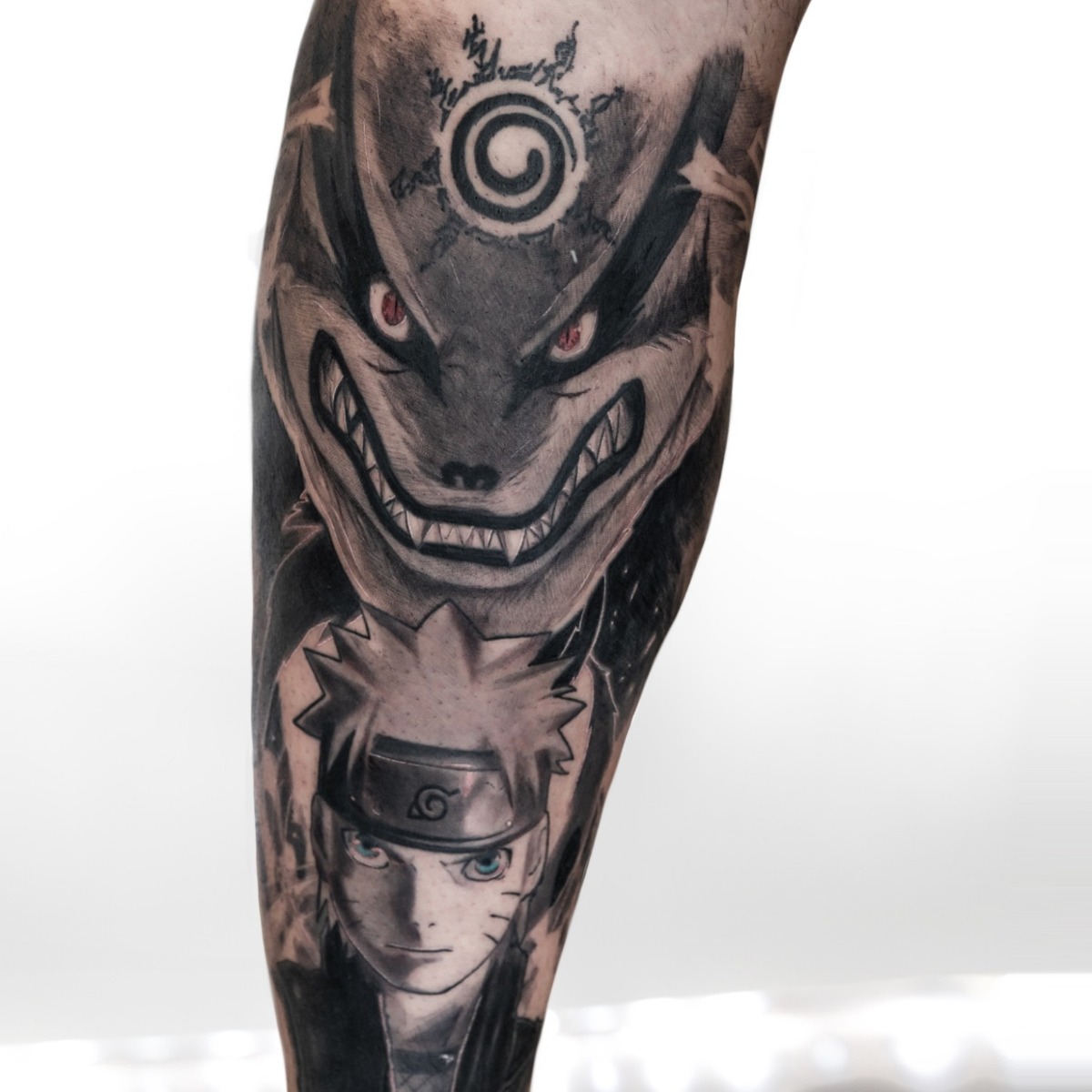 Naruto y el zorro de nueve colas, tatuados en el gemelo