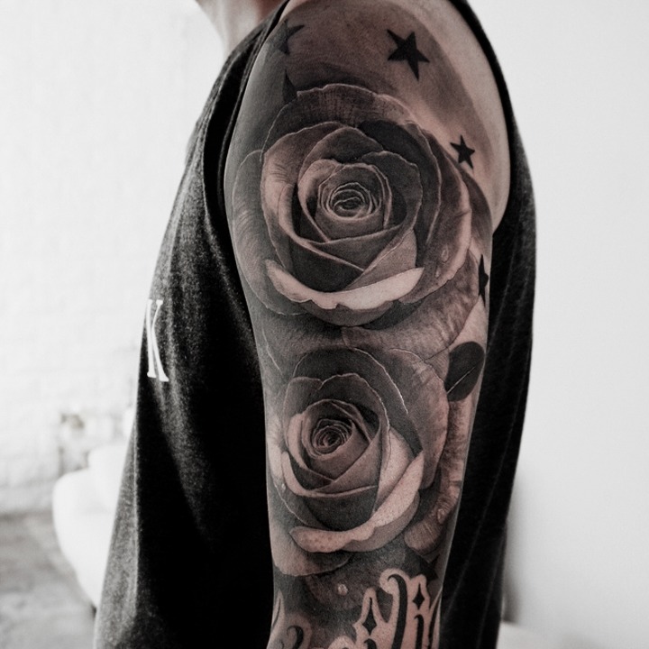 Manga de rosas en negro y gris con lettering, en el hombro